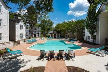 Pool & lounge area